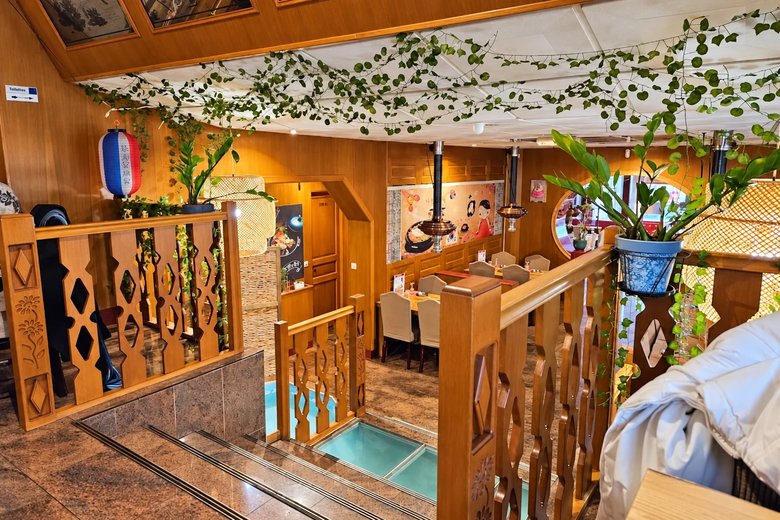 The Moranbong dining room, wood panelling and plants